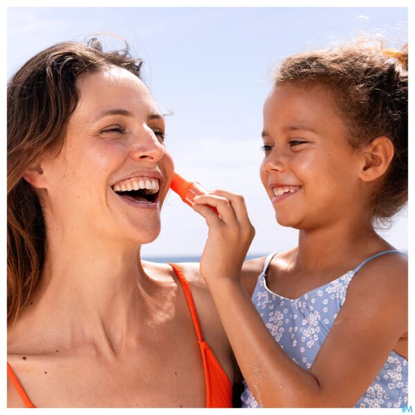 Lifestyle_image Svr Sun Secure Easy Stick Spf50+ 10g Nf