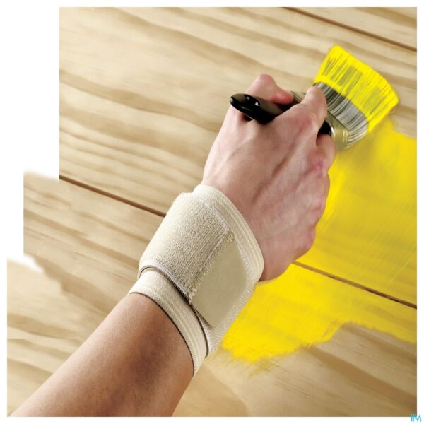 Lifestyle_image Futuro Polsbandage 46709, Beige, Aanpasbaar Lifestyle_image Futuro Polsbandage 46709, Beige, Aanpasbaar