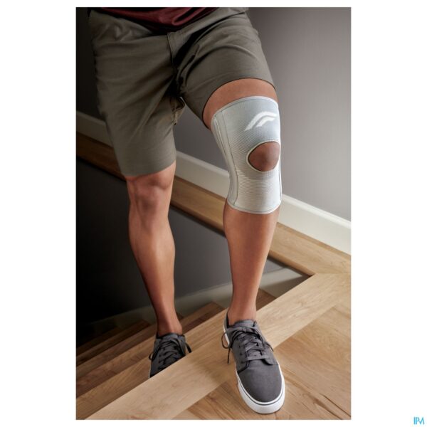 Lifestyle_image Futuro Stabiliserende Kniebandage 46163, Small