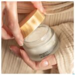 Lifestyle_image Tinge Booster Nachtcreme Pot 50ml