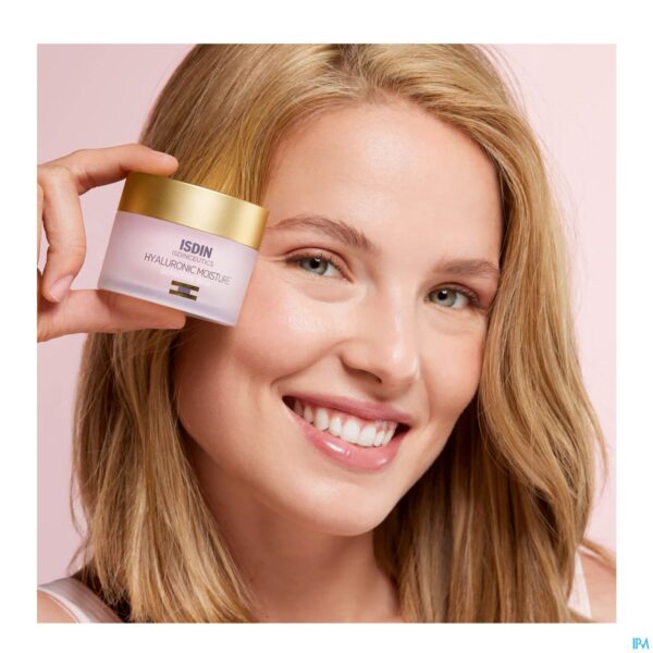 Lifestyle_image Isdinceutics Hyaluronic Vochtinbrengende Sens. 50g