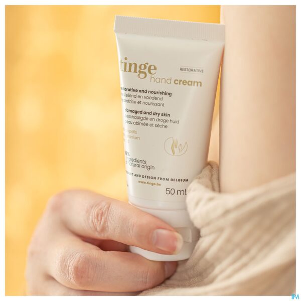 Lifestyle_image Tinge Herstellende Handcreme Tube 50ml