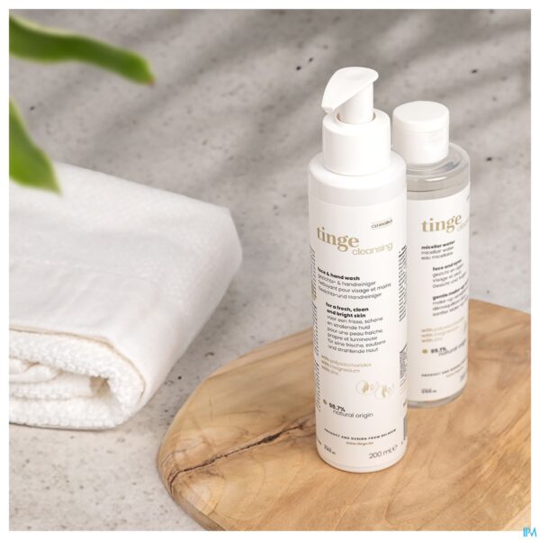 Lifestyle_image Tinge Cleansing Gezicht-hand 200ml
