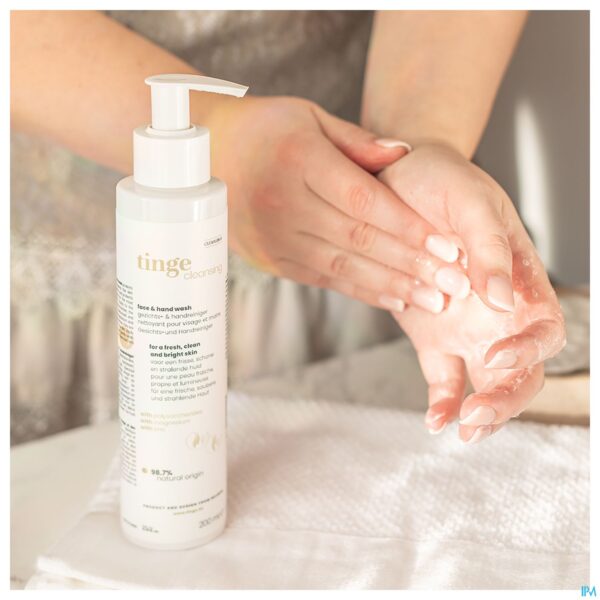 Lifestyle_image Tinge Cleansing Gezicht-hand 200ml