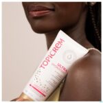 Lifestyle_image Topicrem Um Hydraterende Lichaamsmelk 200ml Nf