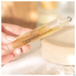 Lifestyle_image Tinge Women Oogcontour Roll On 10ml