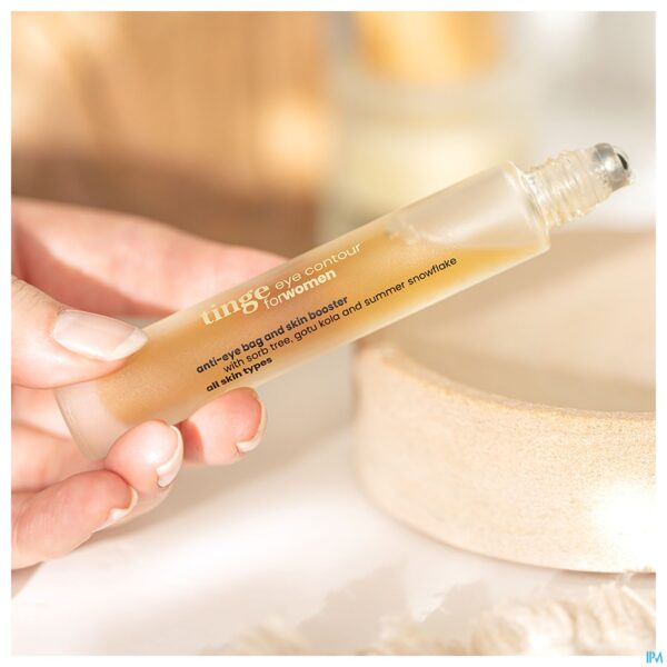 Lifestyle_image Tinge Women Oogcontour Roll On 10ml