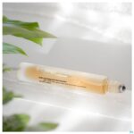 Lifestyle_image Tinge Women Oogcontour Roll On 10ml