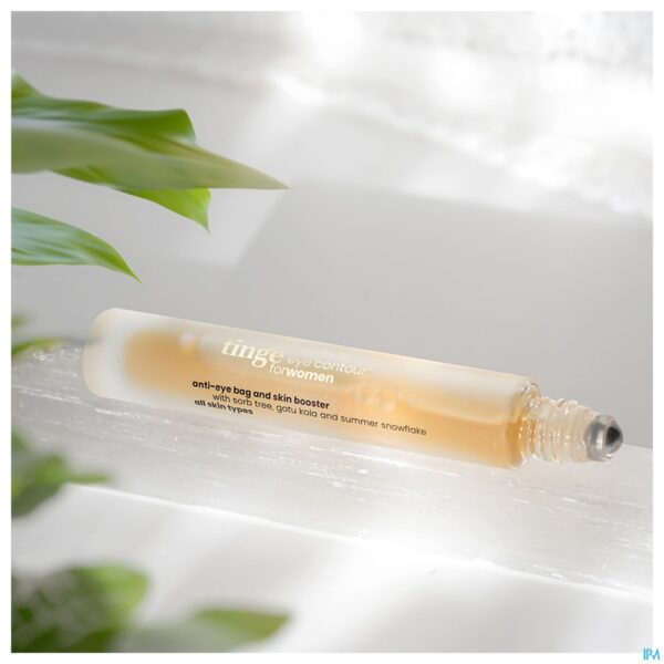 Lifestyle_image Tinge Women Oogcontour Roll On 10ml