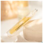Lifestyle_image Tinge Women Oogcontour Roll On 10ml