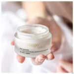 Lifestyle_image Tinge Booster Nachtcreme Pot 50ml