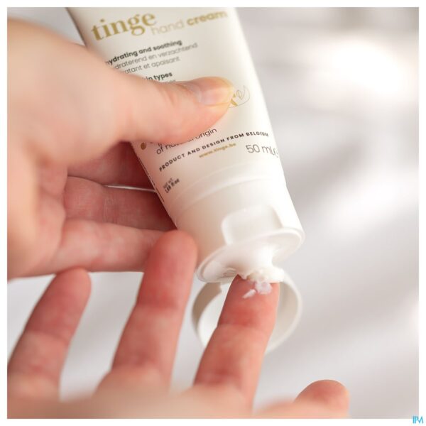 Lifestyle_image Tinge Hydraterende Handcreme Tube 50ml