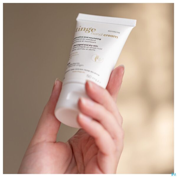 Lifestyle_image Tinge Herstellende Handcreme Tube 50ml