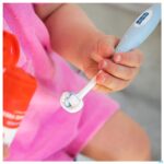 Lifestyle_image Babyton Tandenborstel Toothhugger Blauw Coco