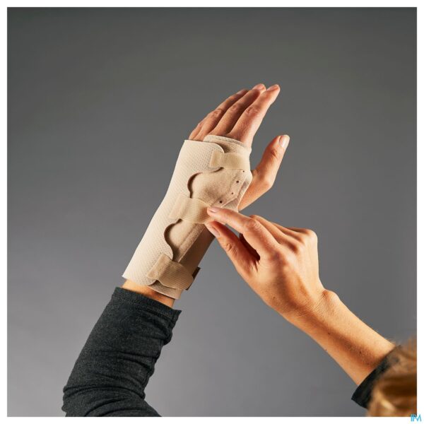 Lifestyle_image Futuro Omkeerbare Polsspalk 47855, Large