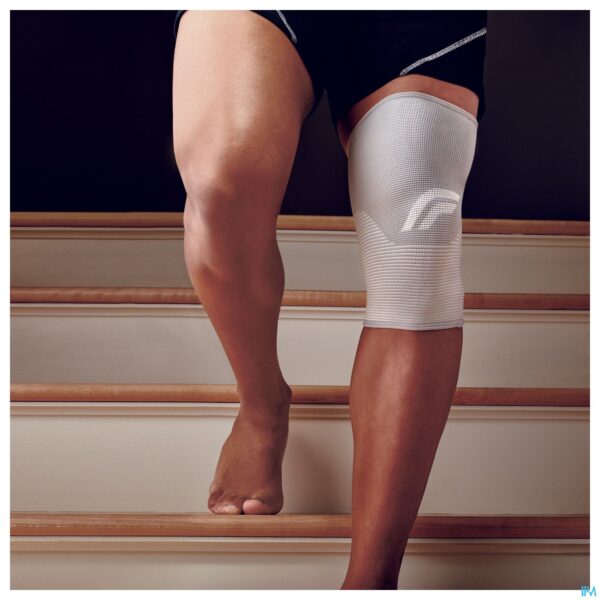 Lifestyle_image Futuro Comfort Lift Kniebandage 76586, Small